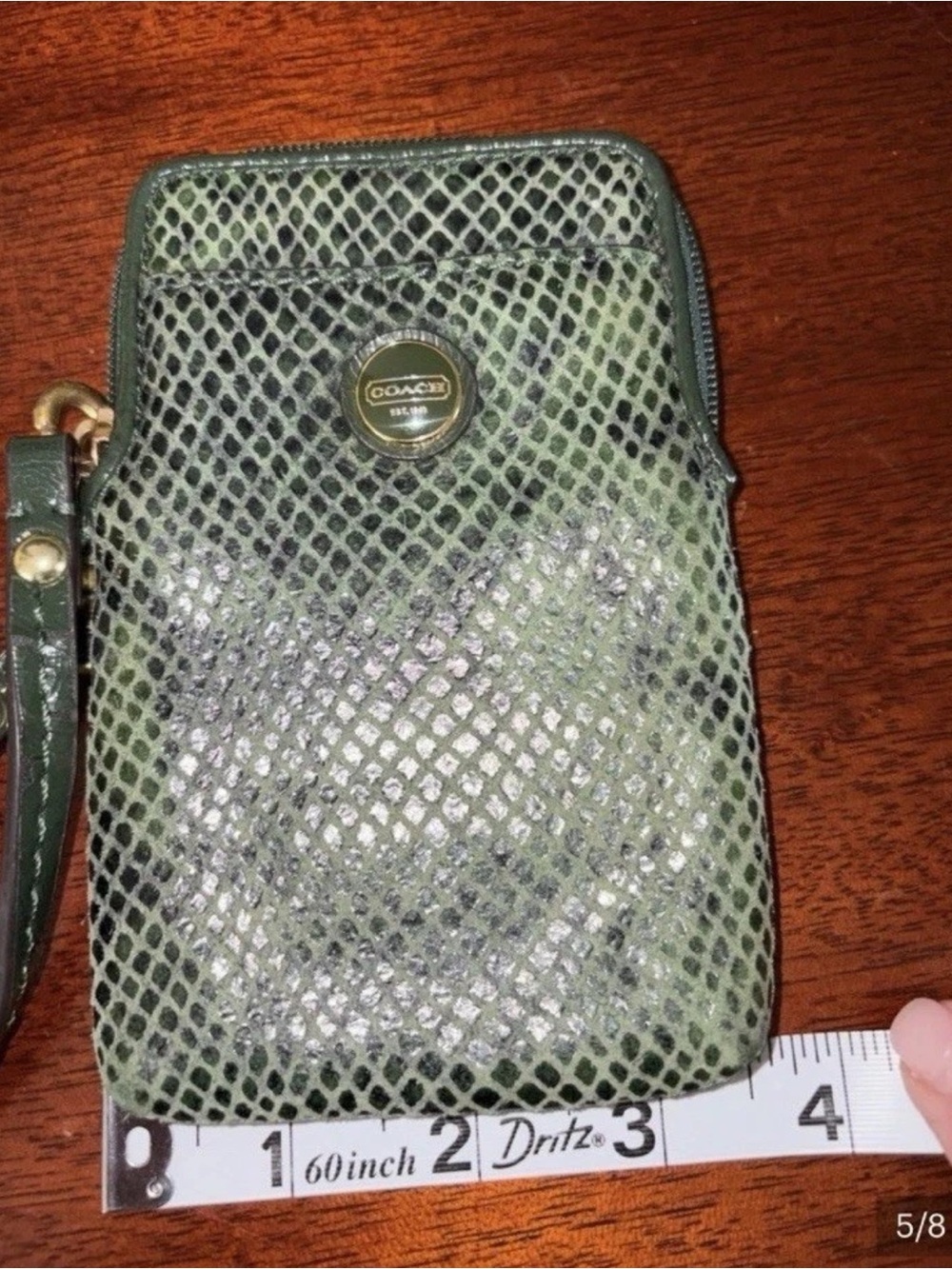 Coach Signature Snake
Embossed Universal Phone Case
Wristlet Green F67040 - Picture 3 of 6